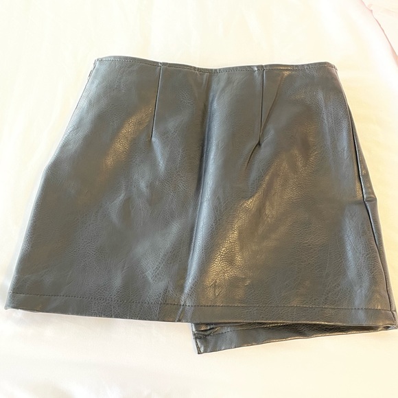 Faux Leather Stud Embellished and Zipper Mini Skirt - Picture 6 of 8